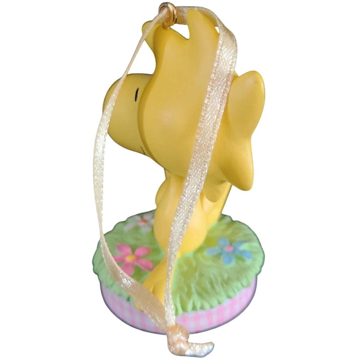 2004 A Little Bunny Hug Hallmark Ornament (Woodstock - Peanuts) QEO8381