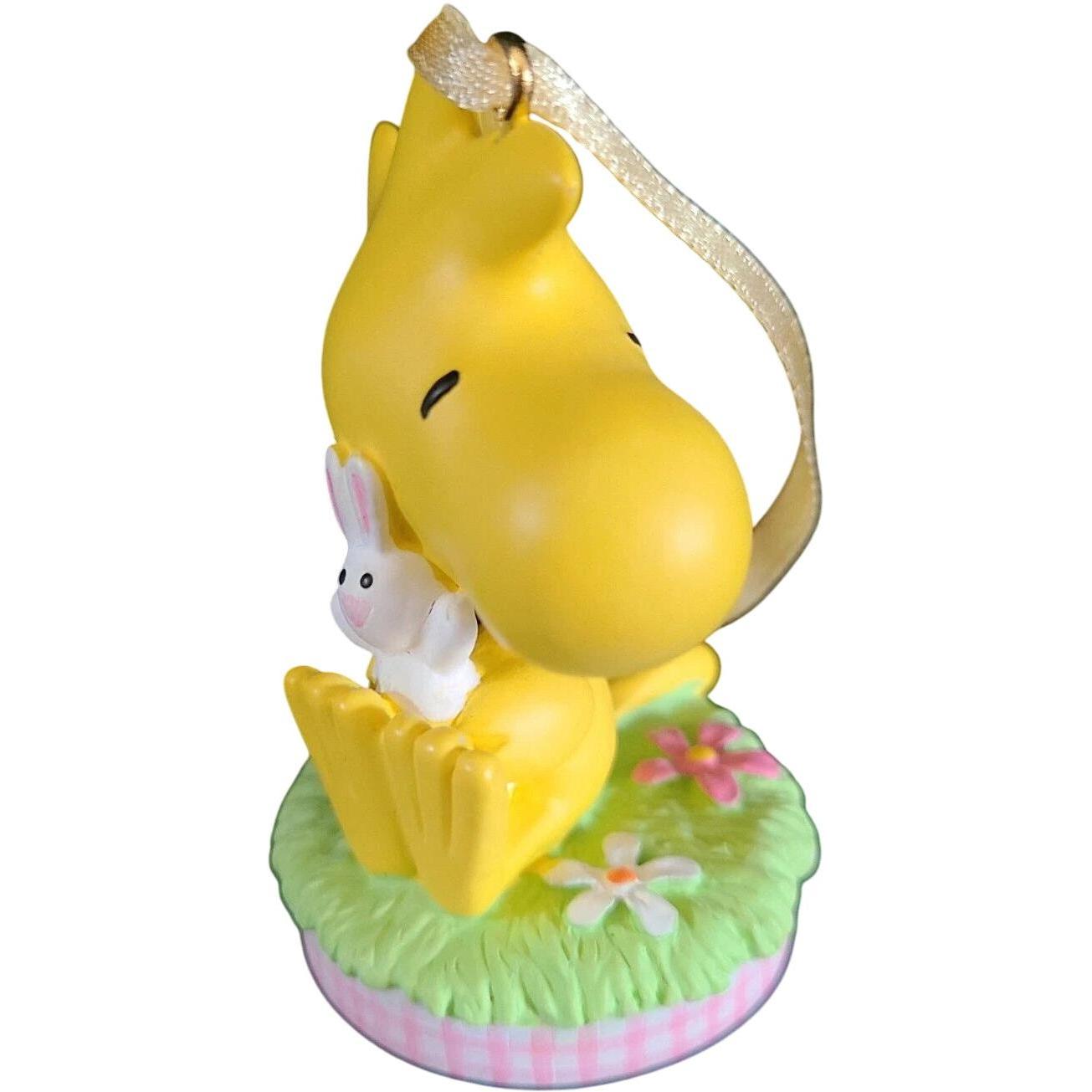 2004 A Little Bunny Hug Hallmark Ornament (Woodstock - Peanuts) QEO8381