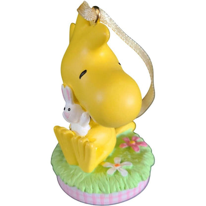 2004 A Little Bunny Hug Hallmark Ornament (Woodstock - Peanuts) QEO8381