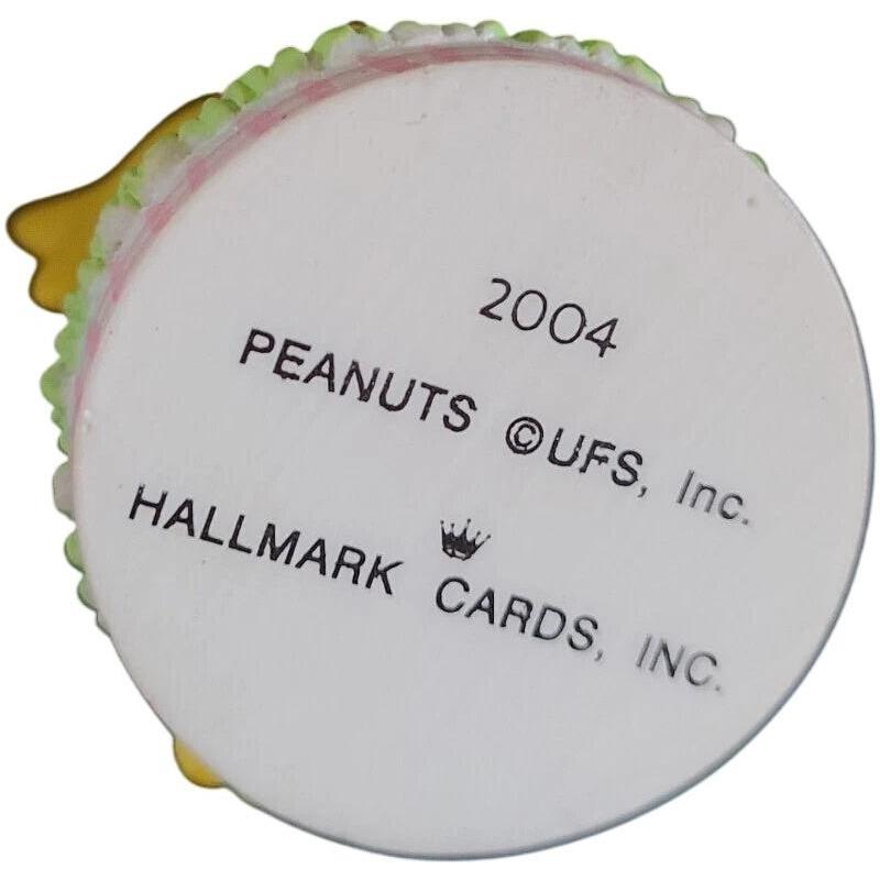 2004 A Little Bunny Hug Hallmark Ornament (Woodstock - Peanuts) QEO8381