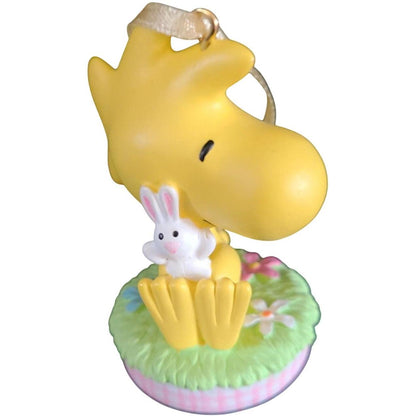2004 A Little Bunny Hug Hallmark Ornament (Woodstock - Peanuts) QEO8381