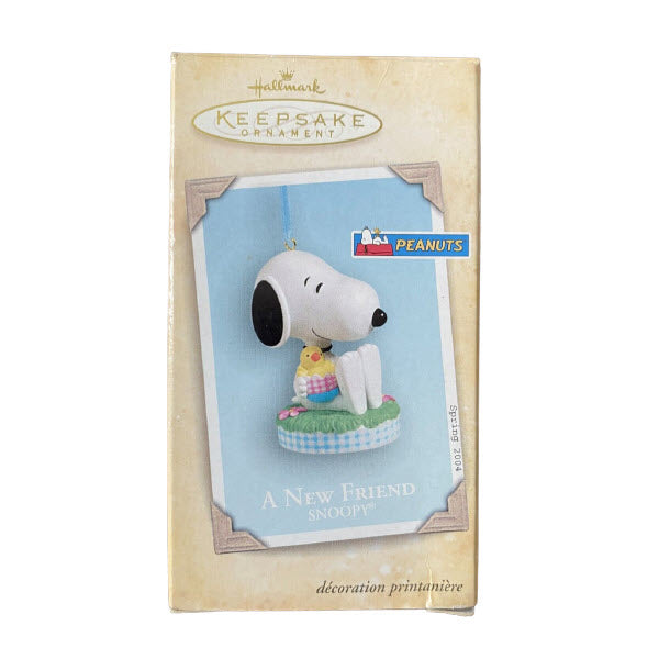 2004 A New Friend Hallmark Ornament (Snoopy) QEO8364