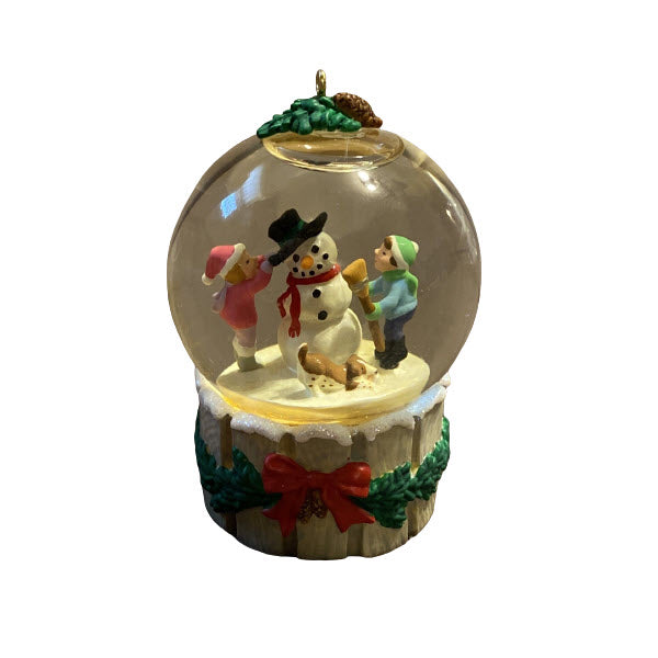 2004 Building a Snowman Hallmark Ornament (Winter Wonderland) QX8251