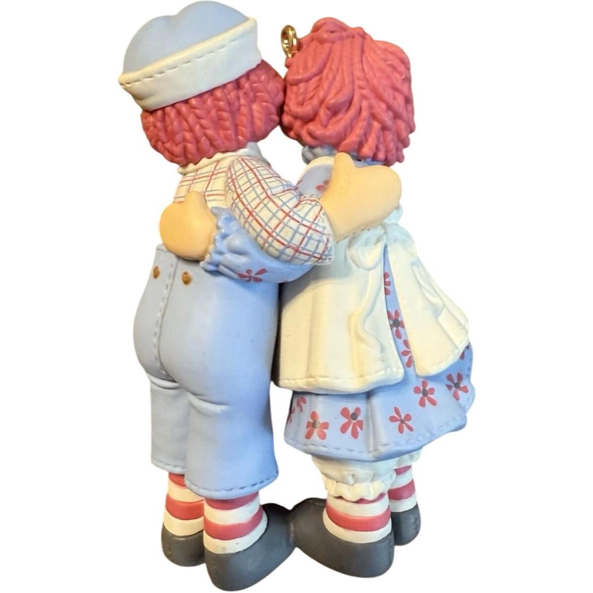2004 Holiday Hug Hallmark Ornament (Raggedy Ann & Andy) QXI5284