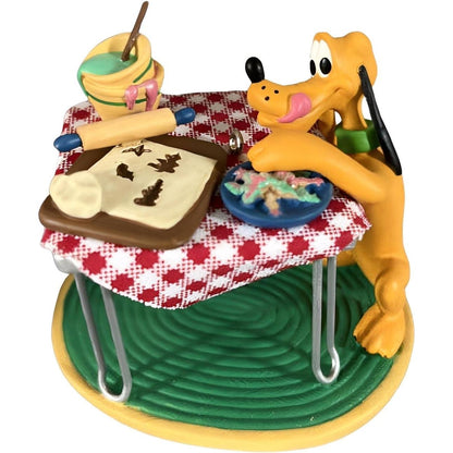 2004 Sneaking A Treat! Hallmark Ornament (Pluto) QRP4294