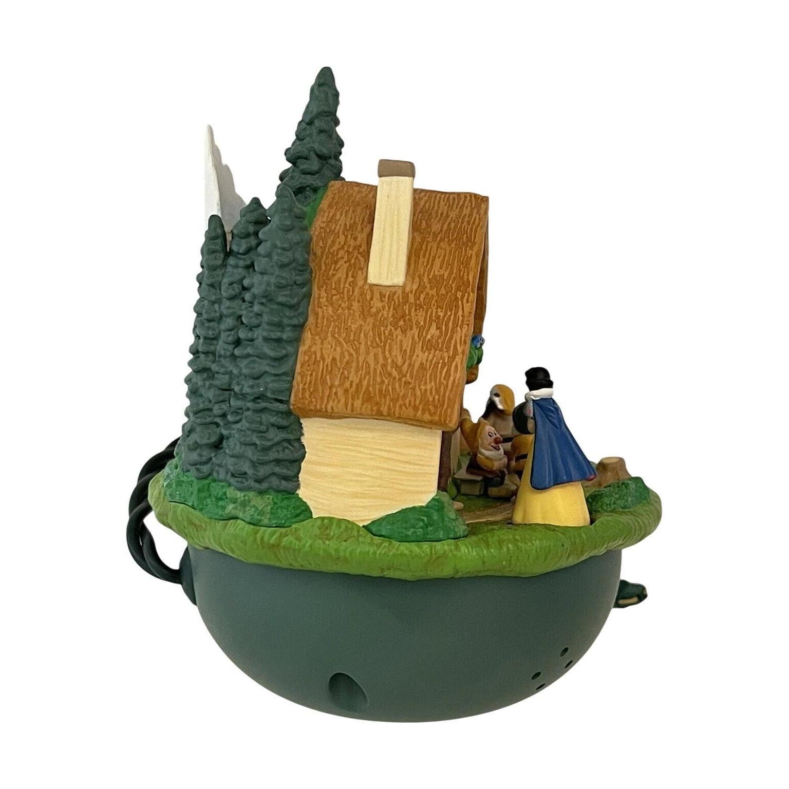 2004 Walt Snow White and the Seven Dwarfs Hallmark Ornament (Snow White) QXD5064 Image3