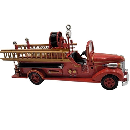 2005 1938 Chevrolet Fire Engine Hallmark Ornament (Fire Brigade) QX2035