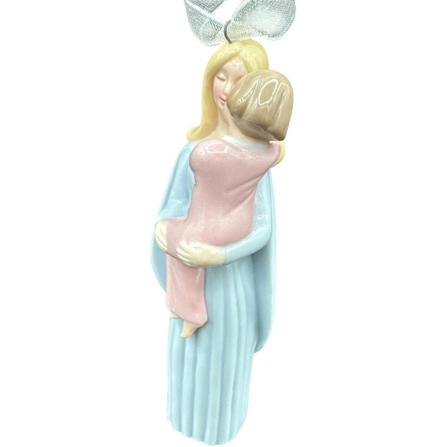 2005 Angel On Earth Hallmark Ornament (Angel) QXG4372