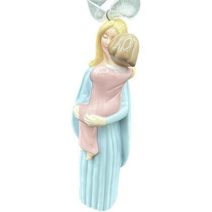 2005 Angel On Earth Hallmark Ornament (Angel) QXG4372