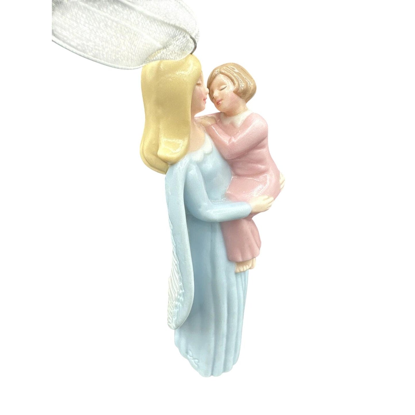 2005 Angel On Earth Hallmark Ornament (Angel) QXG4372