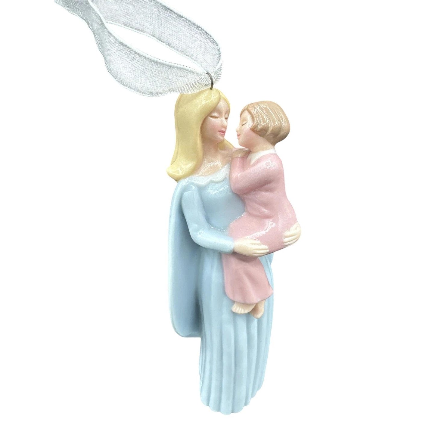 2005 Angel On Earth Hallmark Ornament (Angel) QXG4372