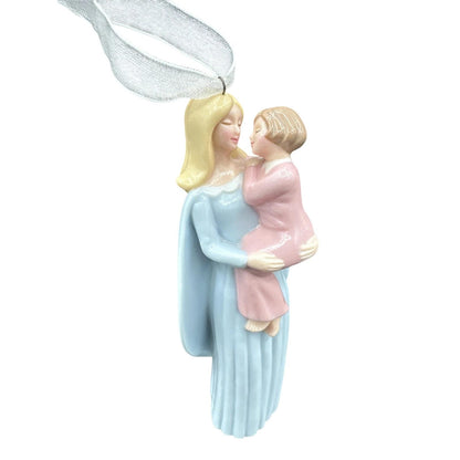 2005 Angel On Earth Hallmark Ornament (Angel) QXG4372