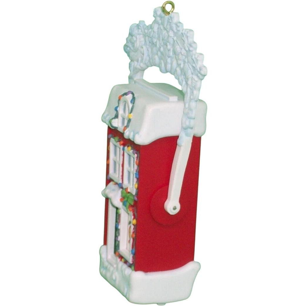 2005 Christmas Countdown Hallmark Ornament (Buildings & Houses) QXG4455
