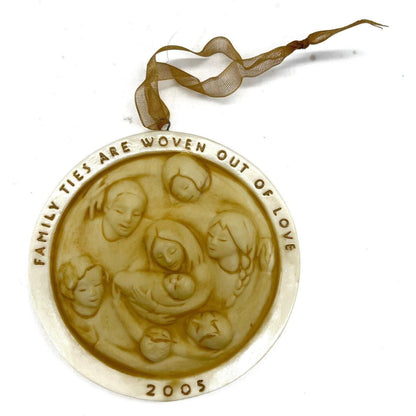 2005 Family Ties Hallmark Ornament (Family) QXG4742