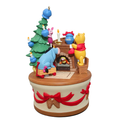 2005 Getting Ready for Christmas Hallmark Ornament (Winnie the Pooh) QXD4212