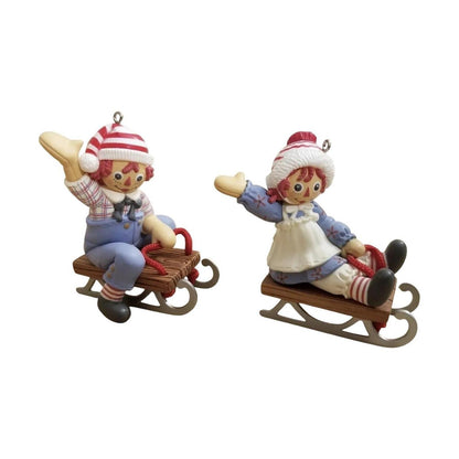 2005 Holiday Sledding Hallmark Ornament (Raggedy Ann & Andy) QXI6282 Image1