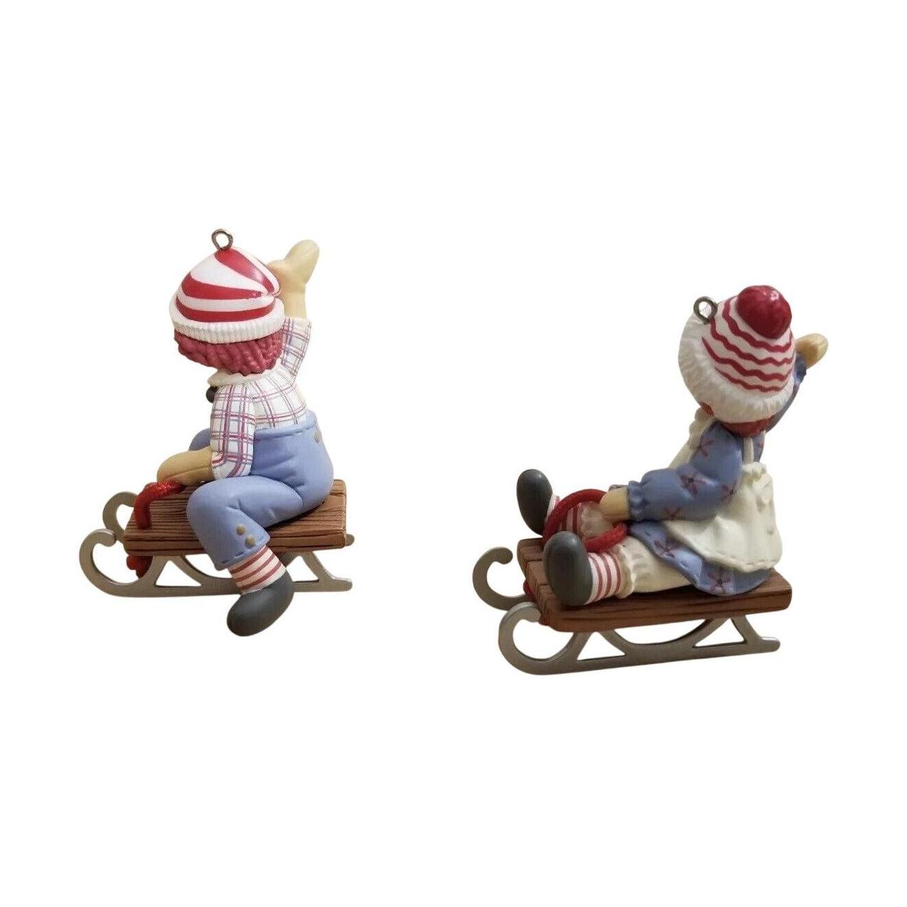 2005 Holiday Sledding Hallmark Ornament (Raggedy Ann & Andy) QXI6282 Image3