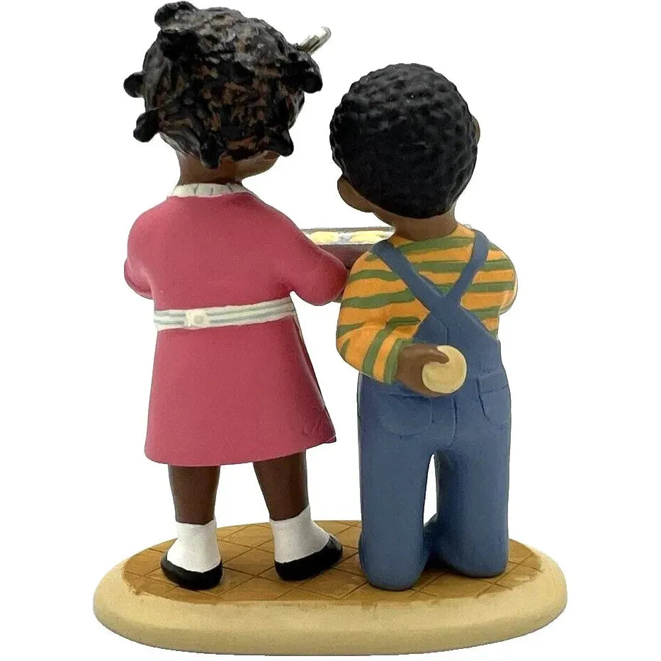 2005 Little Helpers Hallmark Ornament (Family) QXG4445