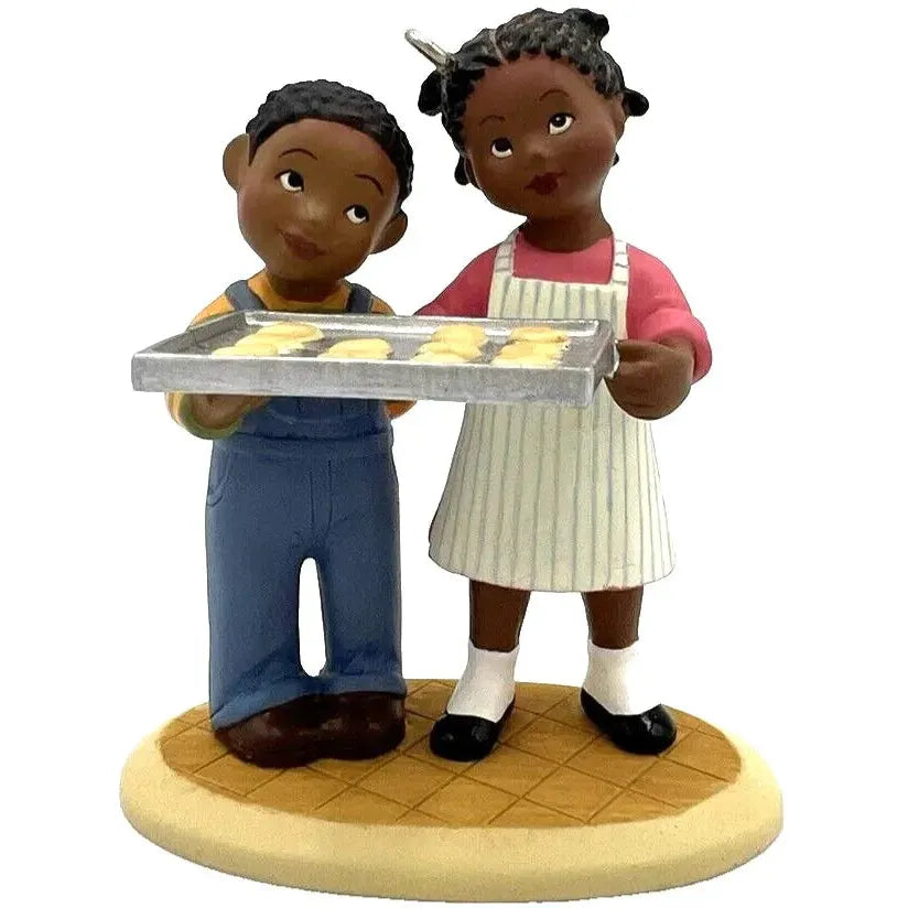 2005 Little Helpers Hallmark Ornament (Family) QXG4445