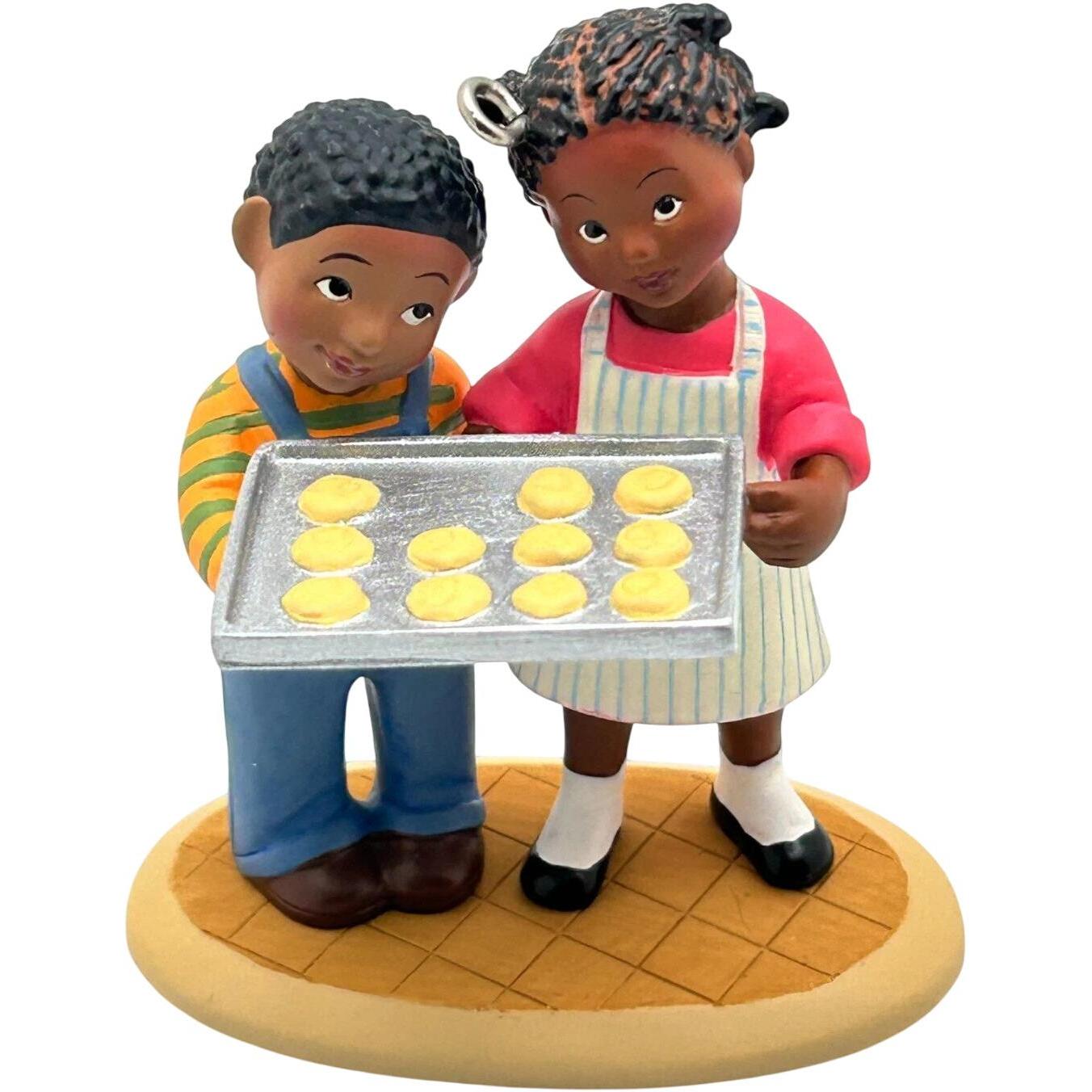 2005 Little Helpers Hallmark Ornament (Family) QXG4445