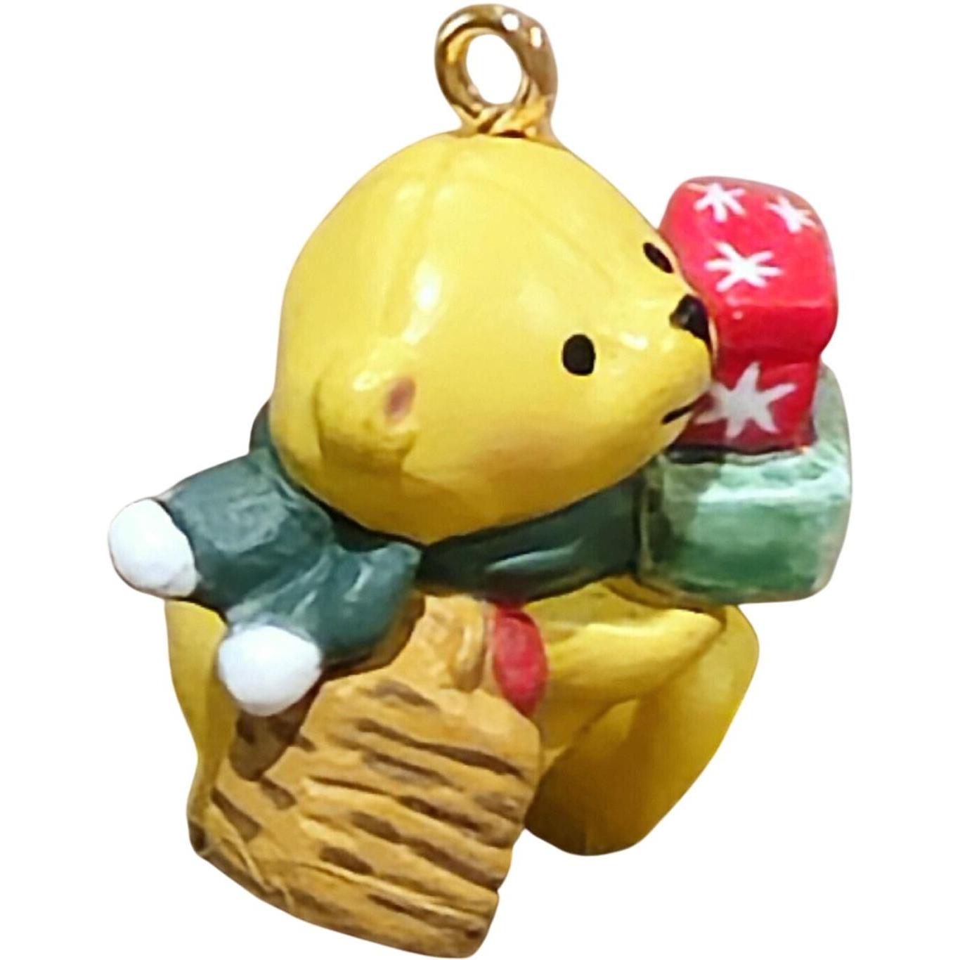 2005 Love To Shop! Hallmark Ornament (Forever Friends) QXM8935