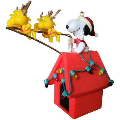 2005 Santa Beagle and Friends Hallmark Ornament (Peanuts) QXI6485