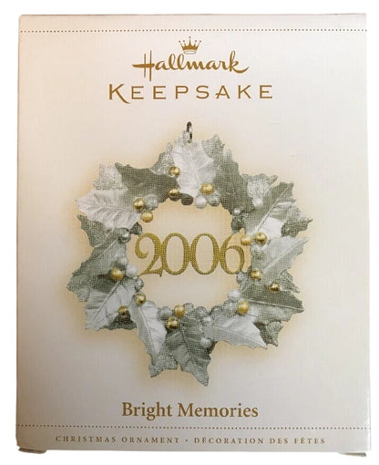 2006 Bright Hallmark Ornament (Wreath) QXG3083