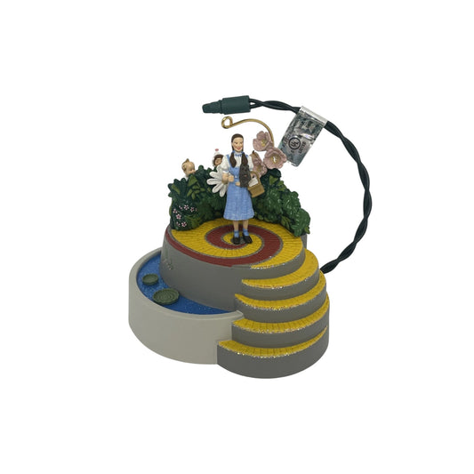 2006 Dorothy and the Munchkins Hallmark Ornament (The Wizard of Oz) QXI6106 Image1