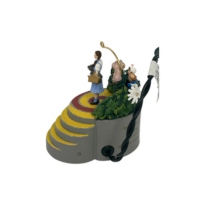 2006 Dorothy and the Munchkins Hallmark Ornament (The Wizard of Oz) QXI6106 Image3