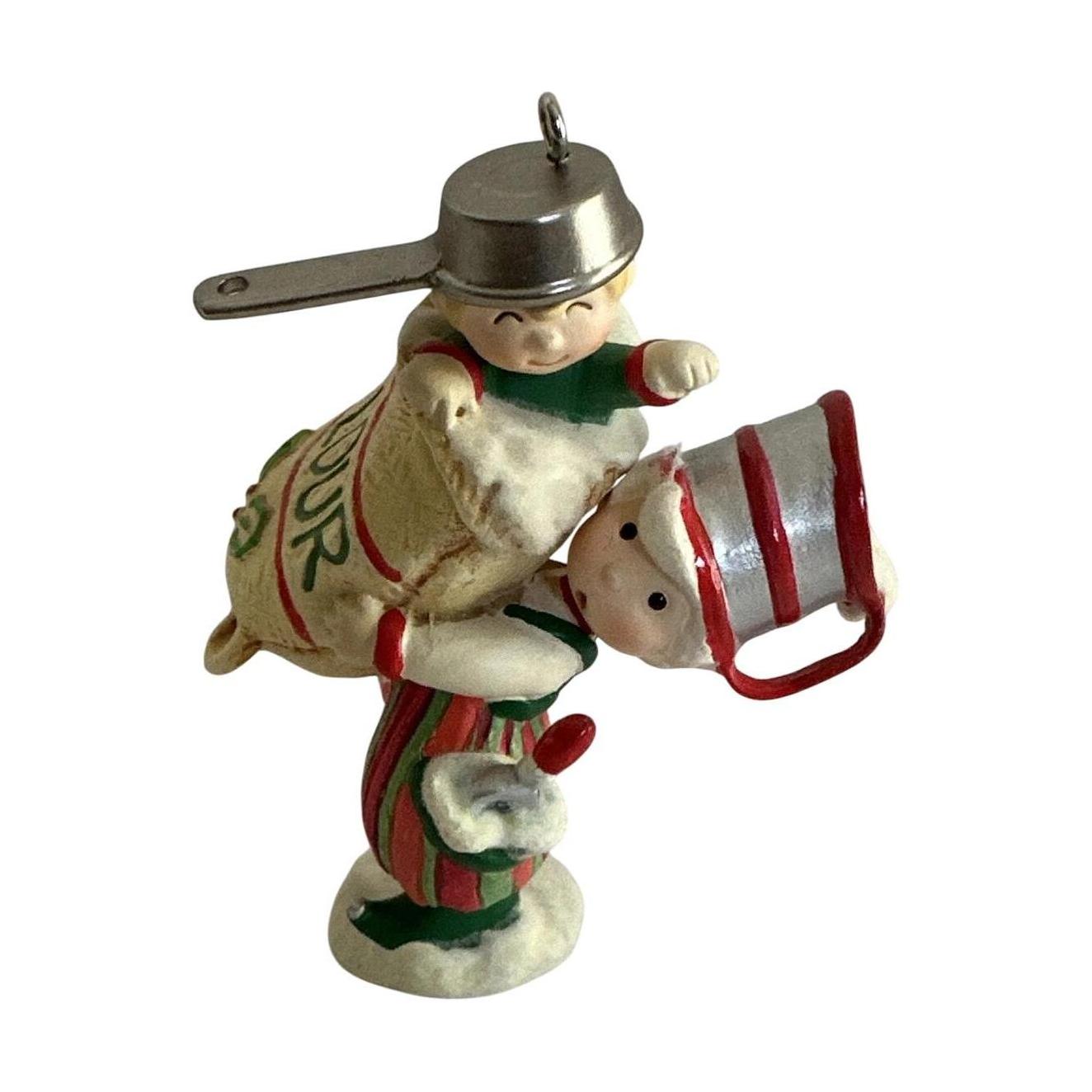 2006 Dusty & Smidgen Hallmark Ornament (The Merry Bakers) QPI1746 Image1