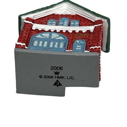 2006 Firehouse No. 2006 Hallmark Ornament (Miniature Fire Brigade) QXM3096 Image6