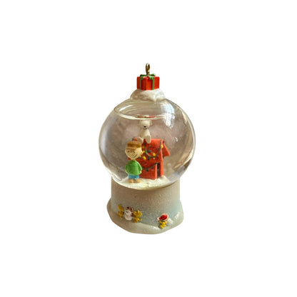 2006 Merry Christmas, Charlie Brown Globe Hallmark Ornament (Peanuts) QHC4083 Image1