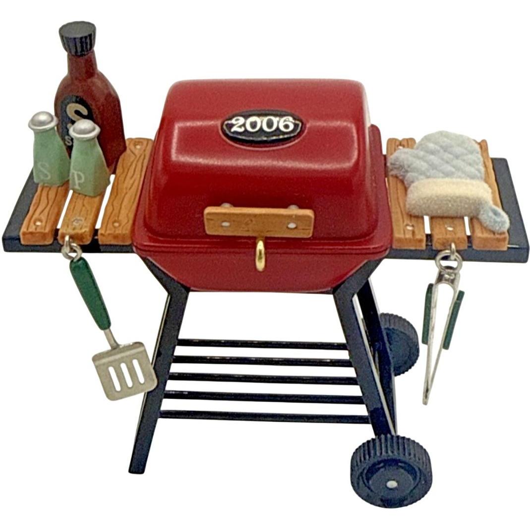 2006 Oh, What a Grill! Hallmark Ornament (Grill) QXG2443