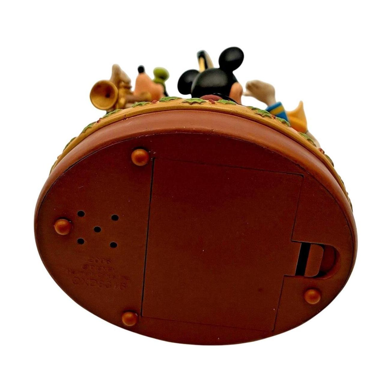2006 Sing-Along Pals Hallmark Ornament (Mickey, Donald, and Goofy) QXD8316 Image5
