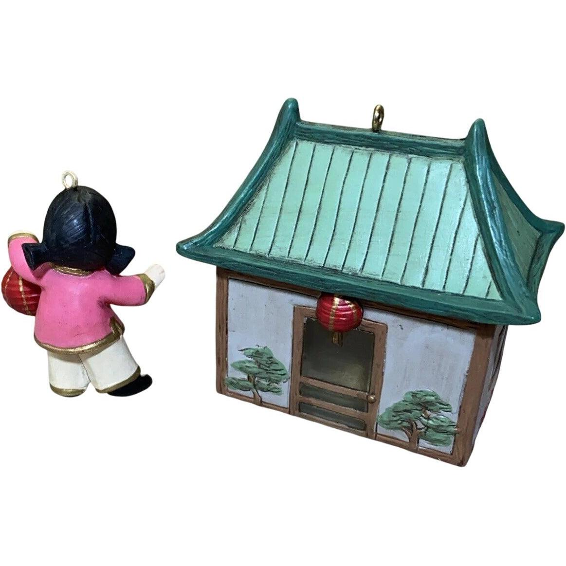 2007 China Hallmark Ornament (Joy to the World) QSR8039