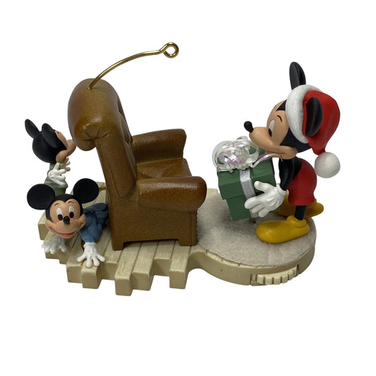 2007 Hide 'n' Peek Hallmark Ornament (Mickey Mouse & Friends) QXD4209