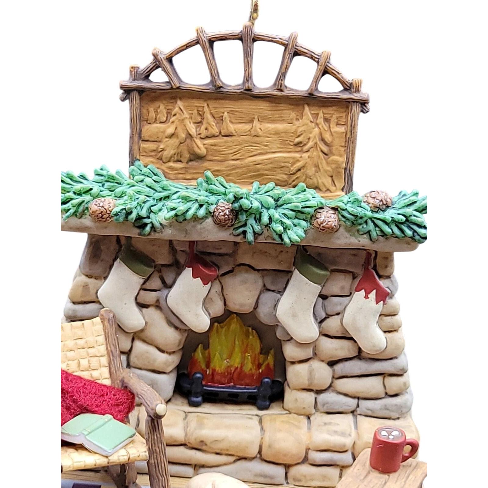 2007 A Quiet Moment Hallmark Ornament (Golden Retriever by Fireplace) QXG7099