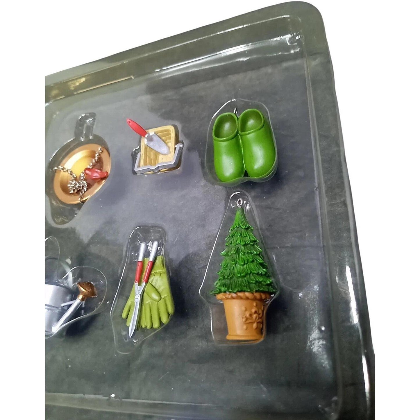 2007 Green Thumb Gardening Hallmark Ornament (Garden) QXM8137