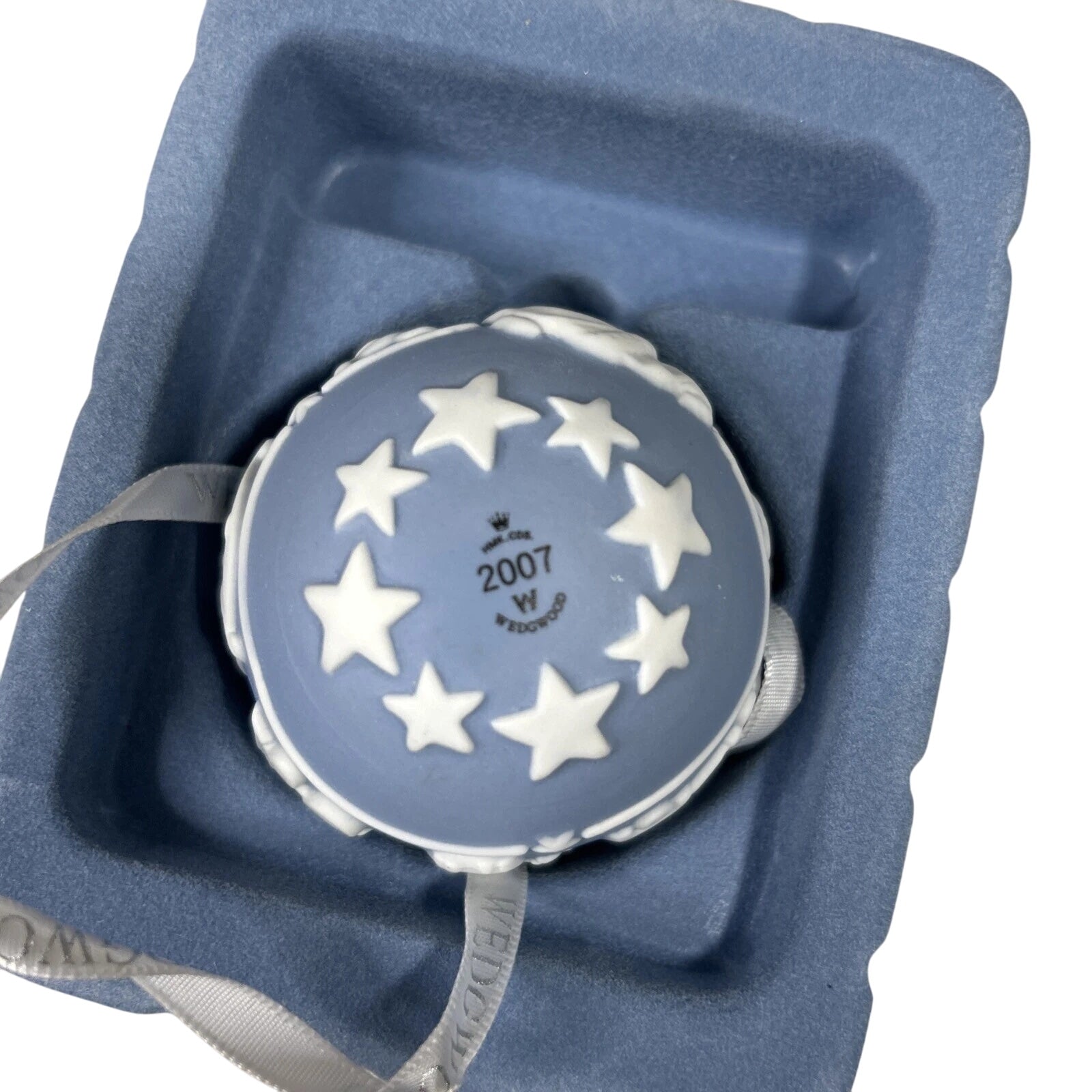 2007 Holiday Parade Wedgewood Hallmark Ornament (Ball) QXE9139