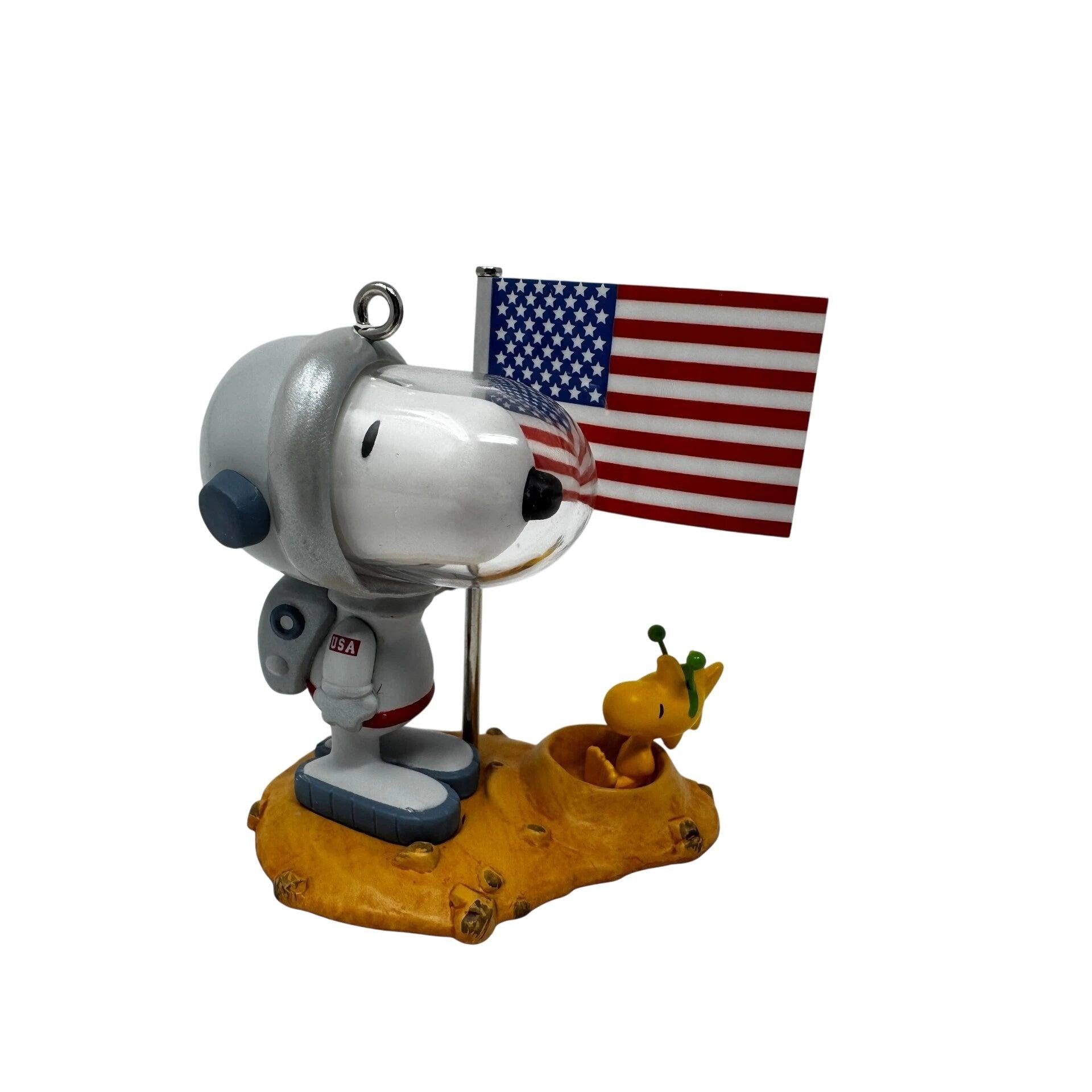 2007 Spaceman Snoopy Hallmark Ornament (Spotlight on Snoopy) QX4757 ...