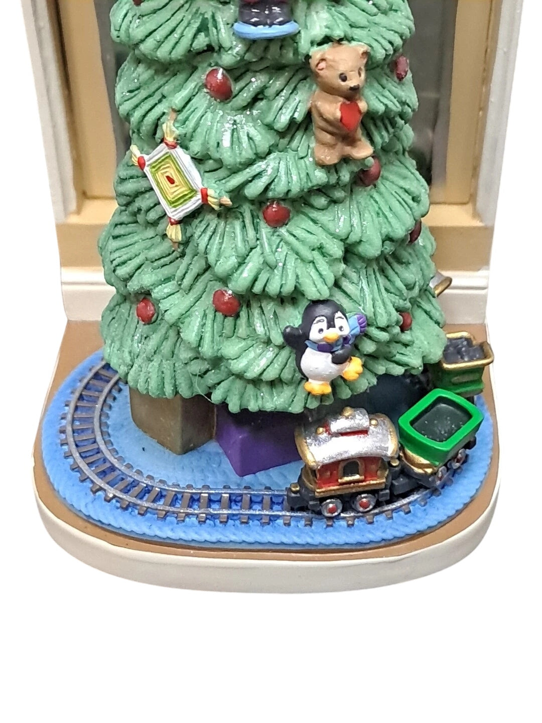 2008 The Little Window- Shoppers Hallmark Ornament (Christmas Window) QMP4002