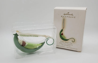 2009 Little Sweet Pea Hallmark Ornament (Baby's First Christmas) QXG6522