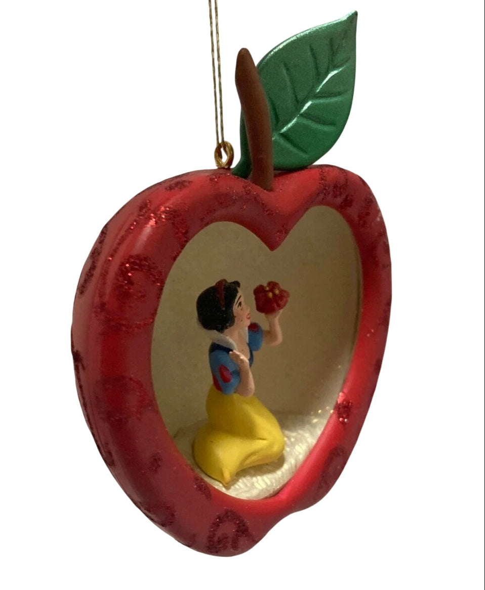 2009 The Fairest of Them All Hallmark Ornament (Snow White) QXD2105 Image3