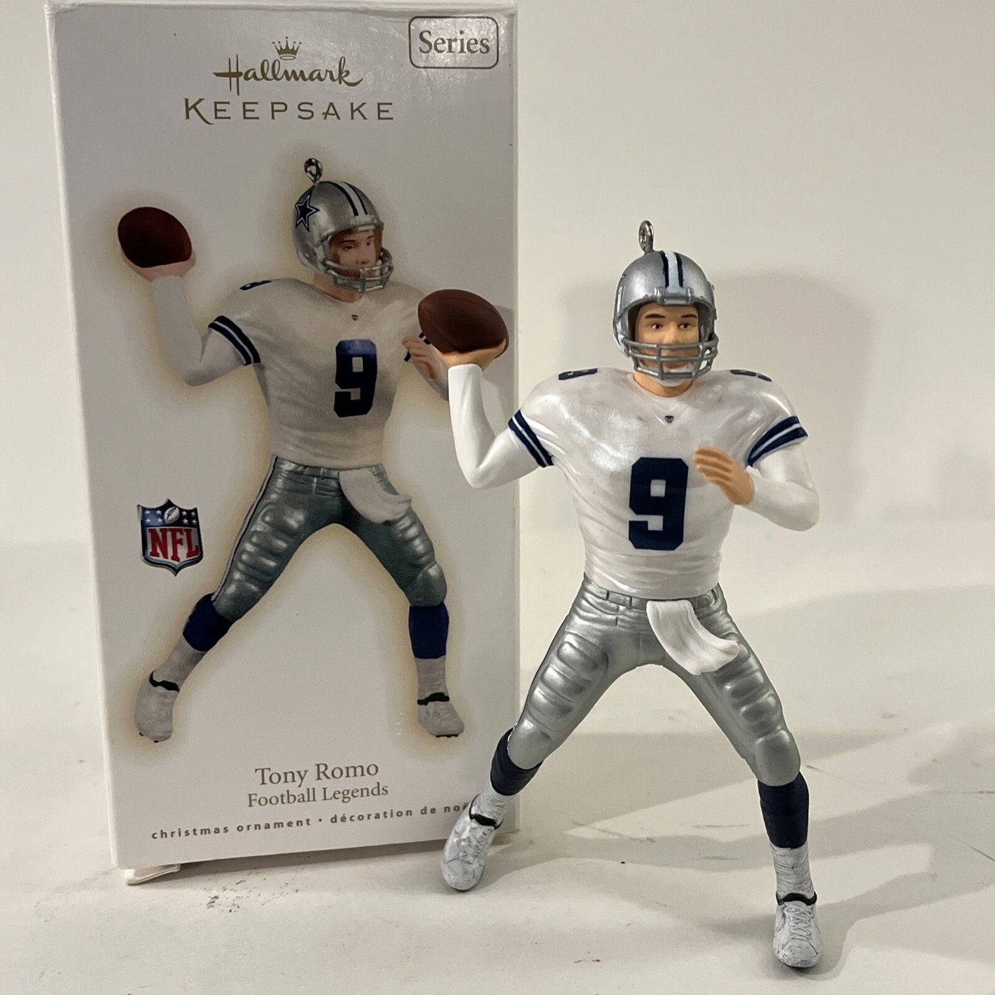 2009 Tony Romo Hallmark Ornament (Football Legends) QX8355