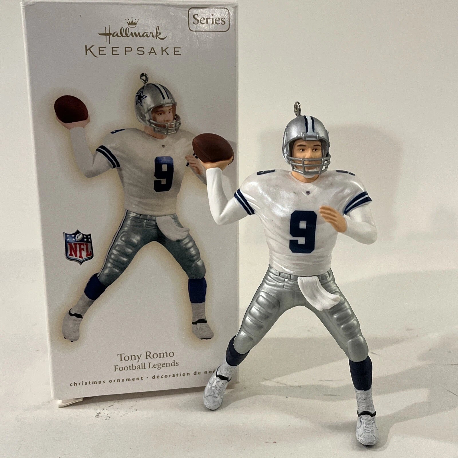 2009 Tony Romo Hallmark Ornament (Football Legends) QX8355
