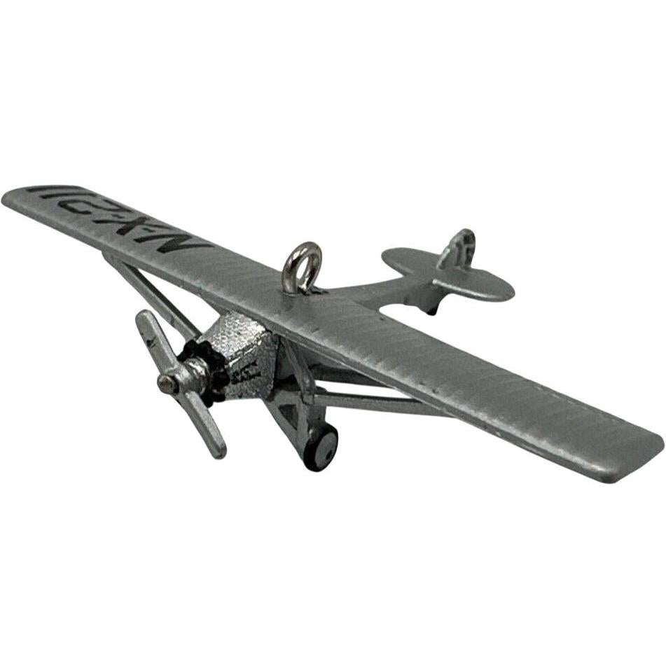 2010 A Friendly Sort of Gift Hallmark Ornament (Winnie the Pooh) QXM5181