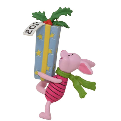 2010 A Friendly Sort of Gift Hallmark Ornament (Winnie the Pooh) QXM9003