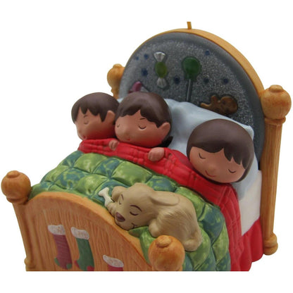 2010 Visions of Sugarplums Hallmark Ornament (Family) QXG7703
