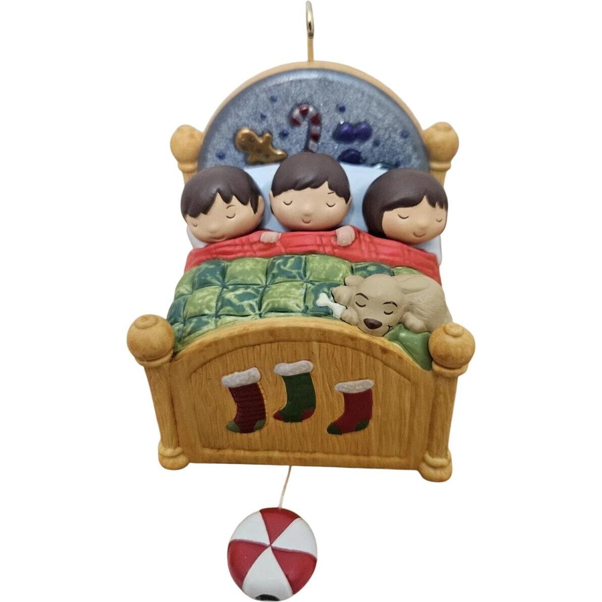 2010 Visions of Sugarplums Hallmark Ornament (Family) QXG7703