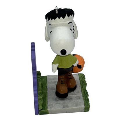 2011 A Monstroua Disguise (Peanuts)